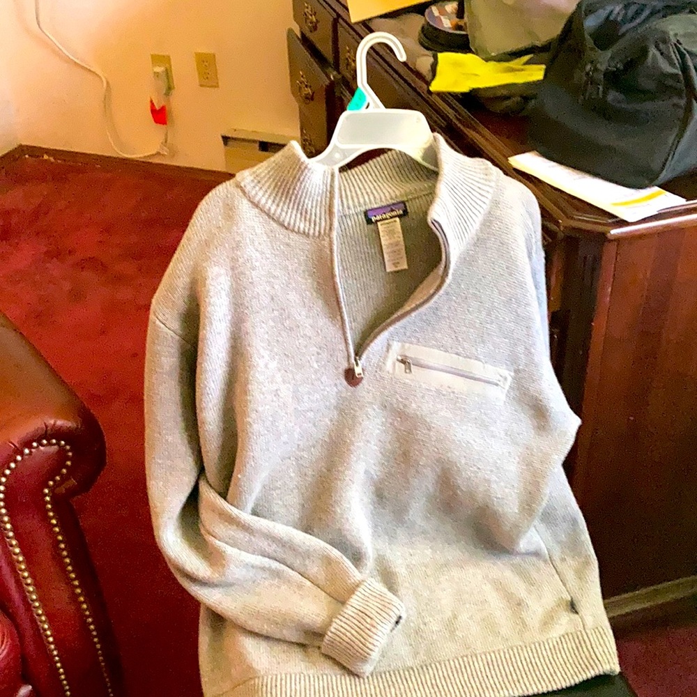 Grey Patagonia half zip 80% lambs wool and 20% nylon xl